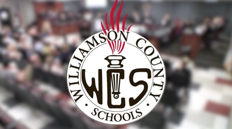 Учитель округа Уильямсон восстановлен после отстранения от должности Чарли Кирка, но судебный процесс против округа продолжается