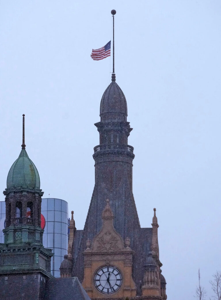 Почему флаги развеваются в пятницу, 21 ноября, у полусотрудников в Висконсине?