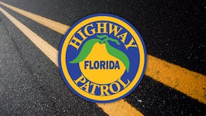 Женщина погибла при пересечении Арлингтонской скоростной автомагистрали, сообщает FHP