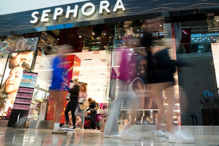 Почему люди бойкотируют Sephora? Что нужно знать о скандальной рекламе Мэрайи Кэри