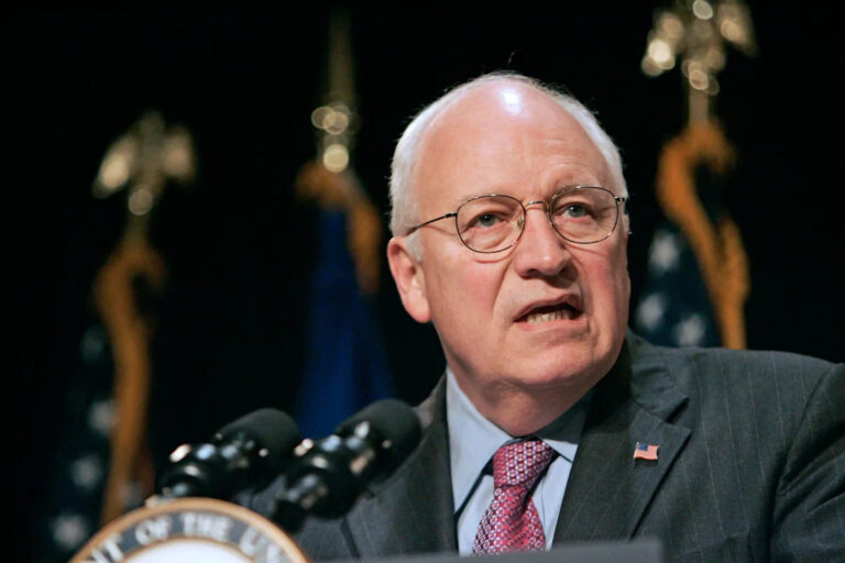 Почему сегодня флаги у полусотрудников? — Трамп почтил память покойного вице-президента Дика Чейни