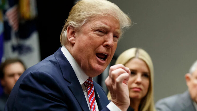 «Они только что похихикали»: команда CNN сообщает, что Трамп разочарован тем, как Министерство юстиции обрабатывает файлы Эпштейна