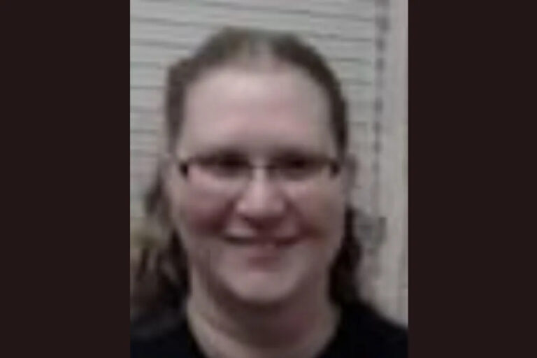 Женщина врывается в квартиру бывшего мужа, прежде чем пытать ее в течение нескольких часов и зарезать ее 60 раз