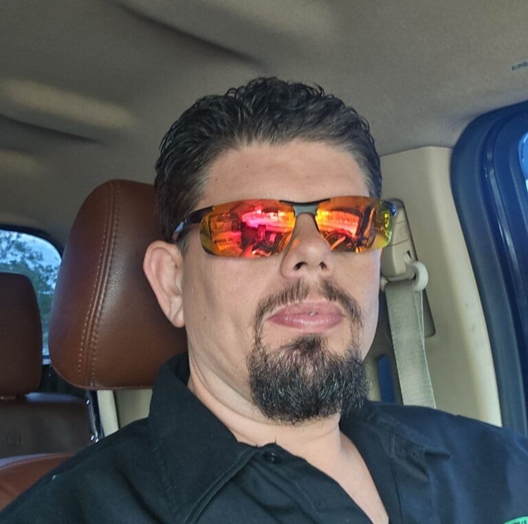 «Он был золотым ангелом»: друзья опознали человека, погибшего в автокатастрофе в Джексонвилле