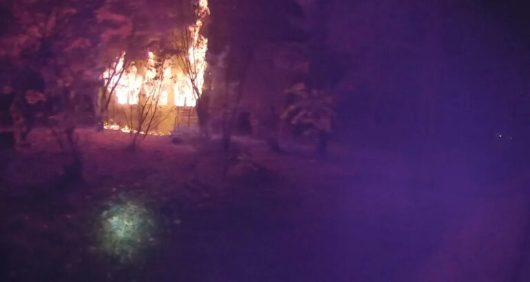 Женщина, спасенная из горящего дома полицией Нью-Джерси, соседи