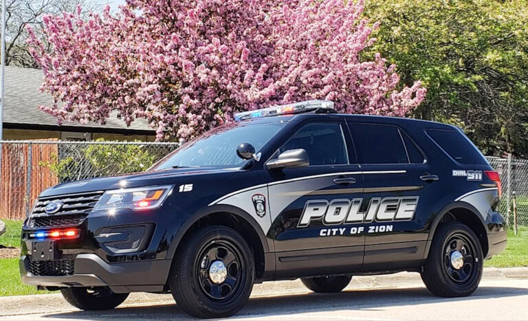 Женщина обвиняется в избиении и убийстве мужчины во время вождения и прямой трансляции