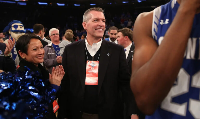 Жена бывшего директора по легкой атлетике Рутгерса подала документы на развод на фоне скандала