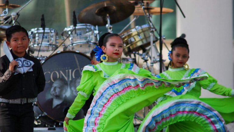 «Fiesta Hispana» празднует испаноязычную культуру в западных низах Канзас-Сити