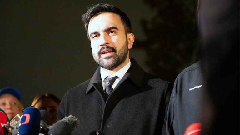 Зохран Мамдани отпраздновал Хануку в видео с еврейским актером Мэнди Патинкиным