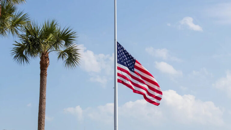 Почему флаги все еще развеваются у полусотрудников во Флориде?