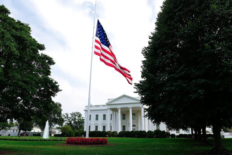 Почему флаги сегодня на полуштабе? Вот почему флаги остаются опущенными до 20 ноября в ПА, DE