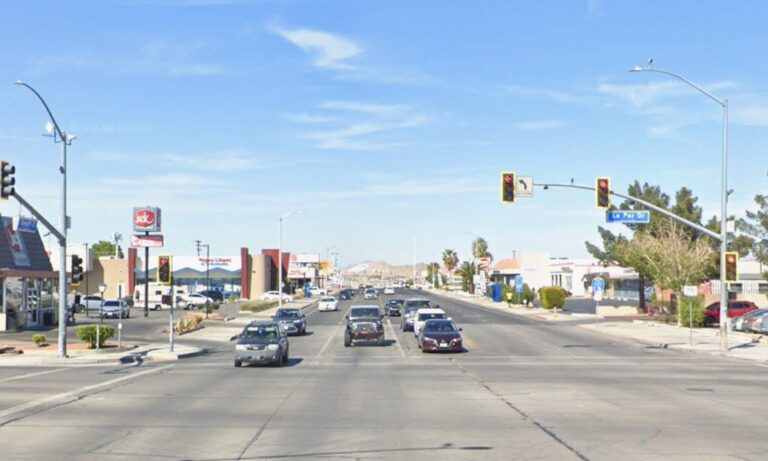 Женщина сбивает мужчину с инвалидной коляски, обливает его газом, пытается поджечь в Викторвилле