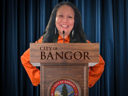 Женщина, осужденная за непредумышленное убийство в штате Мэн, избрана в городской совет