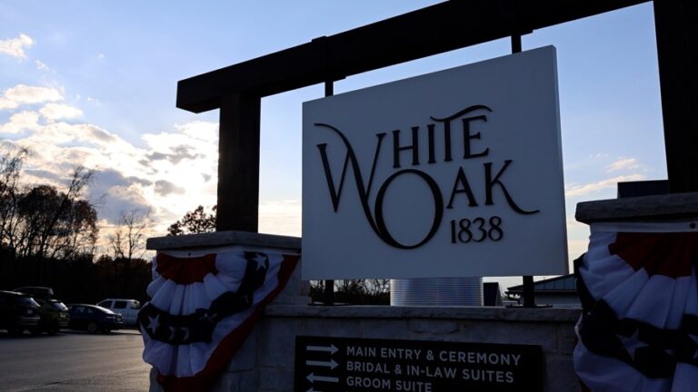 Белый дуб 1838 года устраивает ужин ветеранов для местных героев