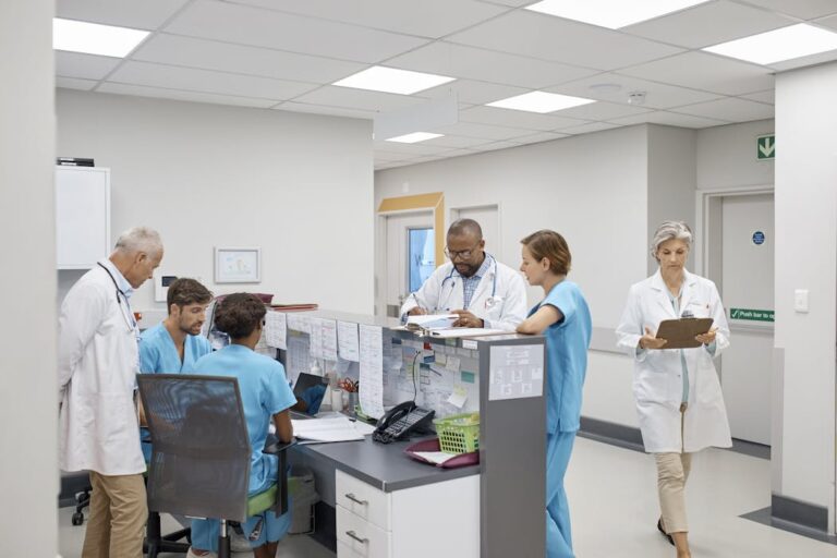 Почему ваш врач кажется таким спешным и пренебрежительным? Эта манера прилегания к постели может быть результатом системы здравоохранения