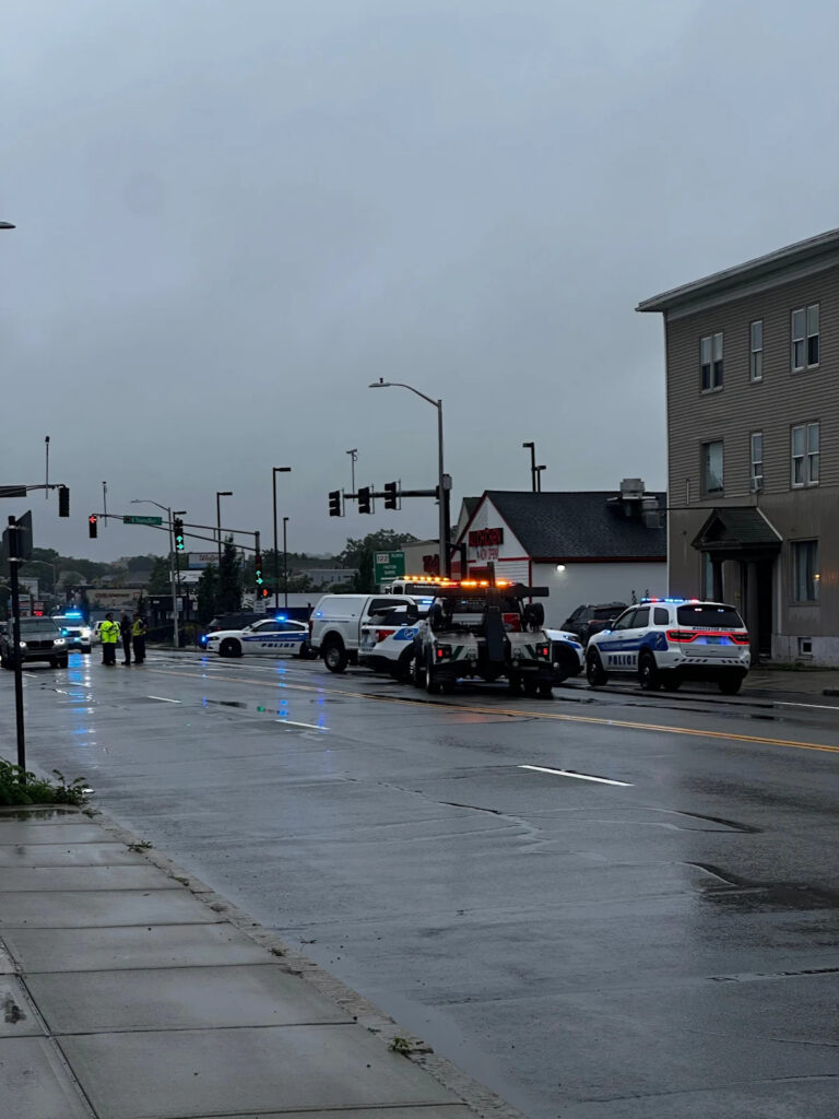 Вустер ПД: внедорожник проехал на красный свет по Парк-Авеню и поразил двух пешеходов