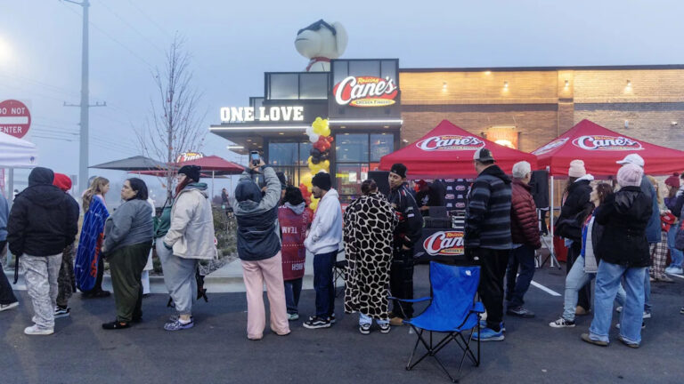 «Лучший день в моей жизни»: фанаты выстраиваются в очередь вдоль Игл-роуд на открытие Raising Cane