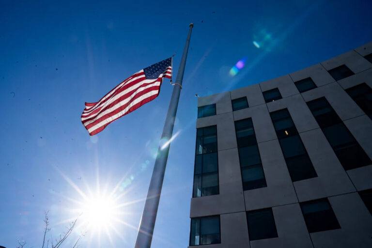 Почему флаги сегодня в штате Айова? Губернатор Ким Рейнольдс выдает второй приказ.