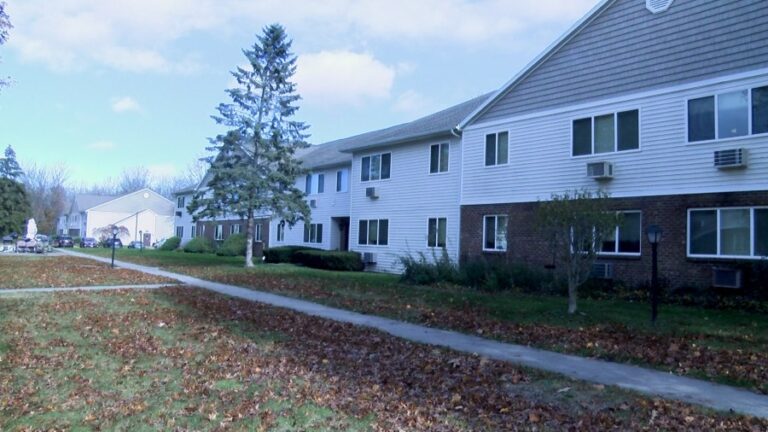 «Я не хочу быть следующей жертвой»: жители Уильямсона реагируют на найденного в квартире умершего соседа