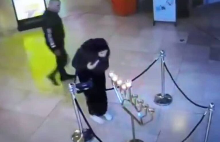 Женщина стала вирусной из-за того, что задула свечи Хануки в торговом центре Тель-Авива