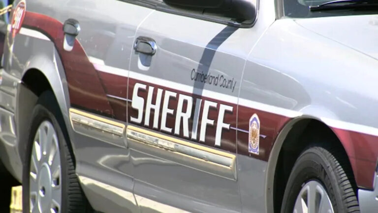 Женщина, застреленная депутатом, который ответил на вызов о домашнем нападении, обвиняется через несколько недель после преступления