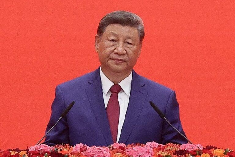 Си Цзиньпин принял участие в вводе в строй современного китайского авианосца