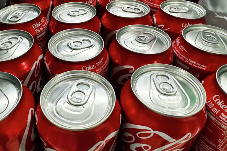 У вашего Спрайта может быть металл. Посмотрите, почему FDA отозвало эти 3 продукта Coca-Cola