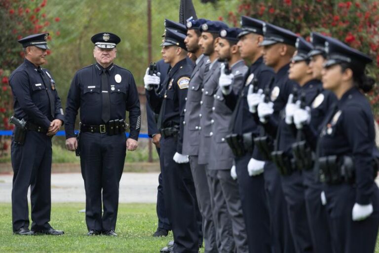 Кто управляет LAPD? Стиль шефа рисует смешанные отзывы в первый год