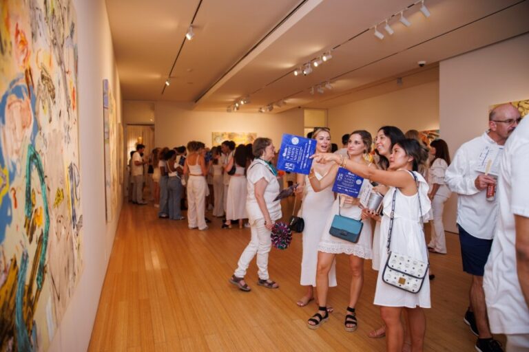 White Linen Night возвращается в Нью-Орлеан с галереями, едой и музыкой