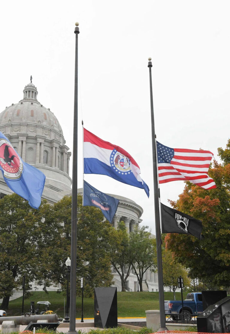 Почему сегодня флаги у полусотрудников? Губернатор Миссури Майк Кехо приказал спустить флаги.