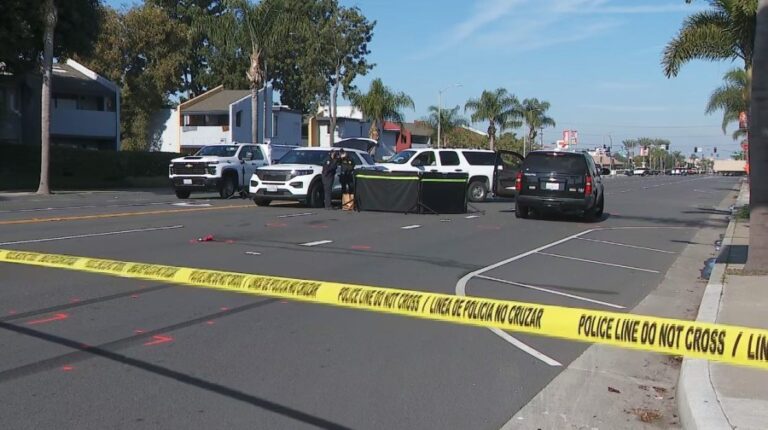 Женщина погибла после того, как ее сбило 2 автомобиля в округе Ориндж