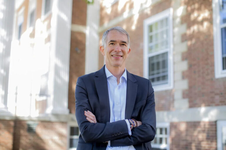 «Они потеряют свою человечность»: профессор Дартмута говорит, что он удивлен тем, насколько напуганы его ученики поколения Z ИИ