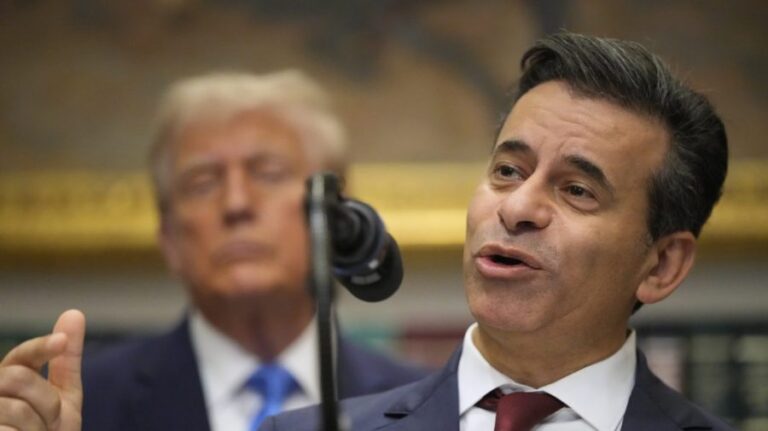 Белый дом защищает руководителя FDA от «неинформированных атак» из-за пересмотра абортных таблеток