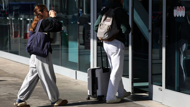 Почему люди носят пижаму в аэропорту? Это политическое движение