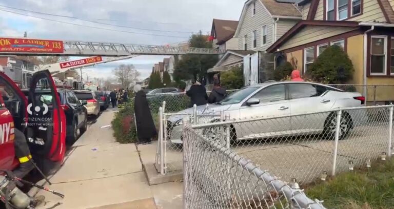 Женщина погибла, ребенок пострадал при пожаре в Квинсе: полиция Нью-Йорка