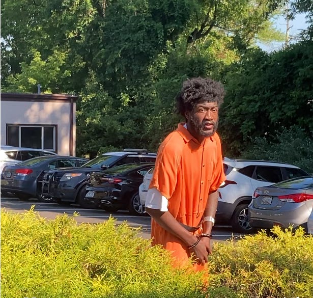 Свидетель описывает моменты перед стрельбой в торговом центре Оксфорд-Вэлли, в результате которой мужчина получил травму.