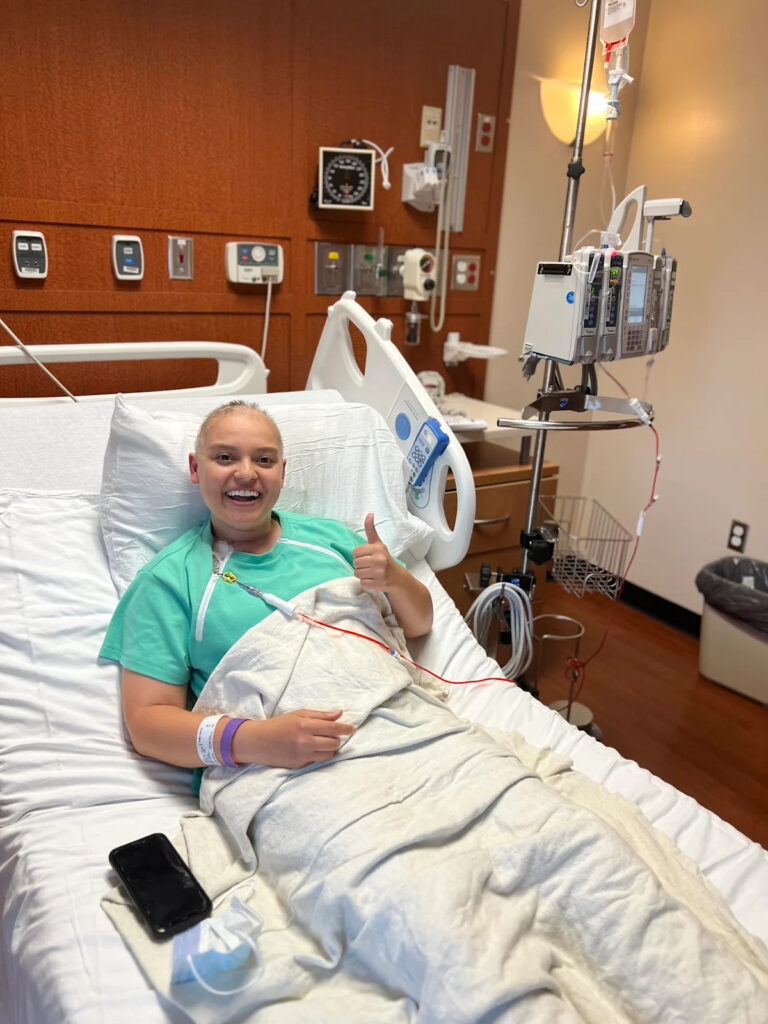 Женщина с диагнозом рак молочной железы в 28 лет показала странный симптом, который она упустила