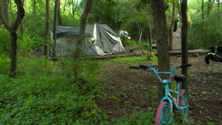 «Тент-Сити» снесен возле популярной трассы округа Карбон