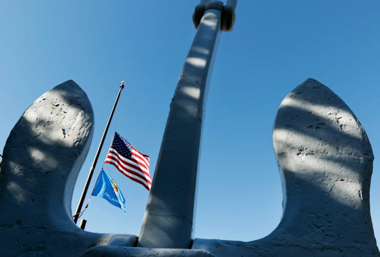 Почему флаги у половины сотрудников? Почему федеральный закон призывает к снижению по всей стране