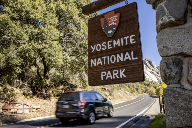 Представители Национального парка Йосемити предупреждают туристов о «очень необычном» и, возможно, смертельном явлении.