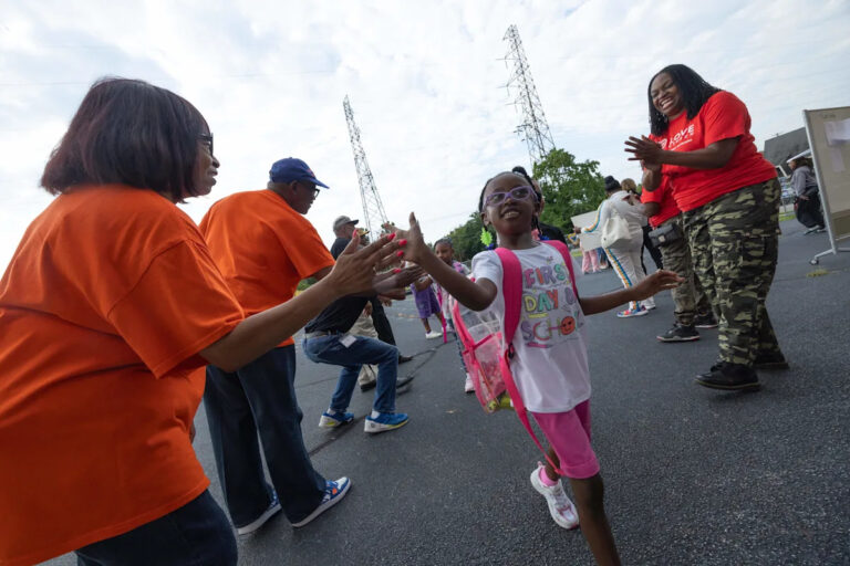 Какие школы округа Сент-Клер платят своим учителям больше всего?