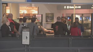 «Это просто страшное время»: Тревожные путешественники принимают меры предосторожности в Логане, в то время как сокращения рейсов продолжаются