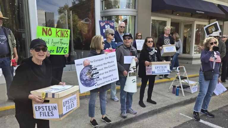 Протесты «Нет королей» собрали толпы людей в Северном Техасе