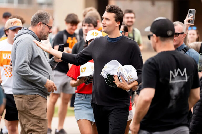 Учитель округа Уильямсон ушел в отставку из-за последствий от поста Чарли Кирка