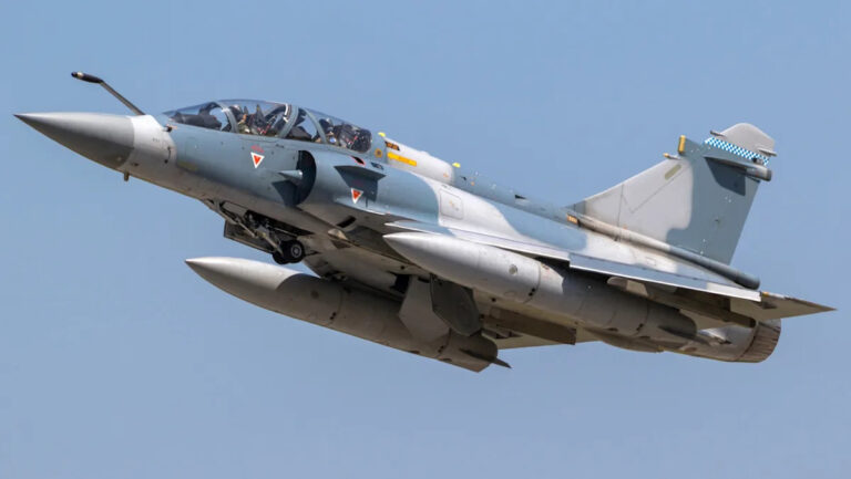 Кто создал истребитель Mirage 2000 и где он был изготовлен?