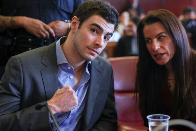 «Удачные брови»: заметки и предметы, найденные в сумке Луиджи Манджоне, обнаружены