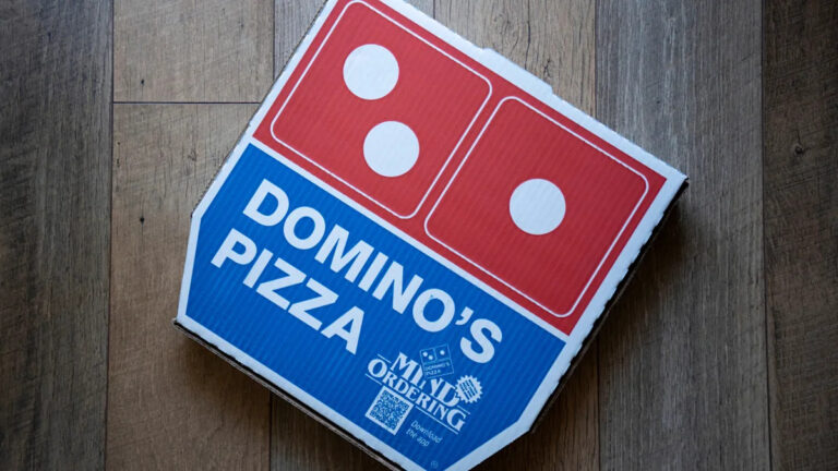 Почему пицца Domino изменила свой цвет