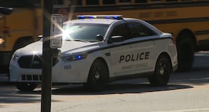 Женщина обвиняется в угрозе ученикам, сотрудникам начальной школы метро