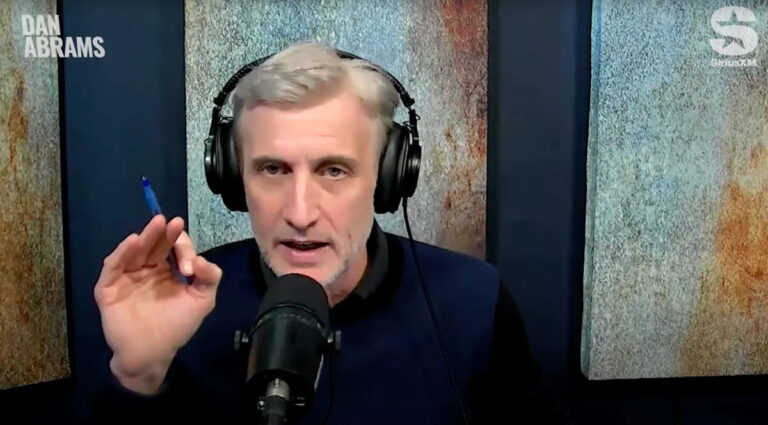 «Они победят!» Дэн Абрамс призвал СМИ бороться с Трампом по «бесполезным» искам после победы CNN в суде