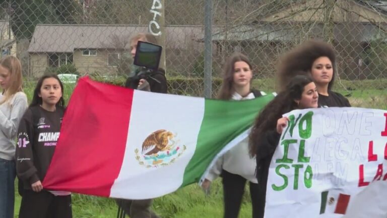 «Глубоко обеспокоены»: сотни студентов Портленда вышли на сцену из-за ICE